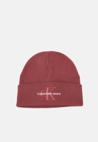 Burgundi kötött sapka hajtókával. Hímzett "Calvin Klein Jeans" logóval és stílusos, azonos színű "K" betűvel rendelkezik. Puha tapintású.