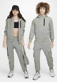 Nike Sportswear K NSW CTY UTLITY EO TF WZ PNT - Pantalones cargo - dark stucco