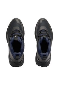Schwarze Outdoor-Schuhe mit glatter Textur, versehen mit navy Akzenten, gepolsterter Kante und strapazierfähiger Gummisohle. Die Schnürsenkel sind fest gebunden.