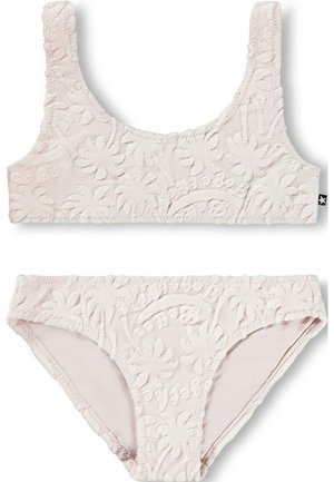 Dwuczęściowy zestaw do pływania w jasnoróżowym kolorze, z kwiecistym haftem, grubymi ramiączkami na góry oraz odpowiednimi majtkami z podobnymi zdobieniami.