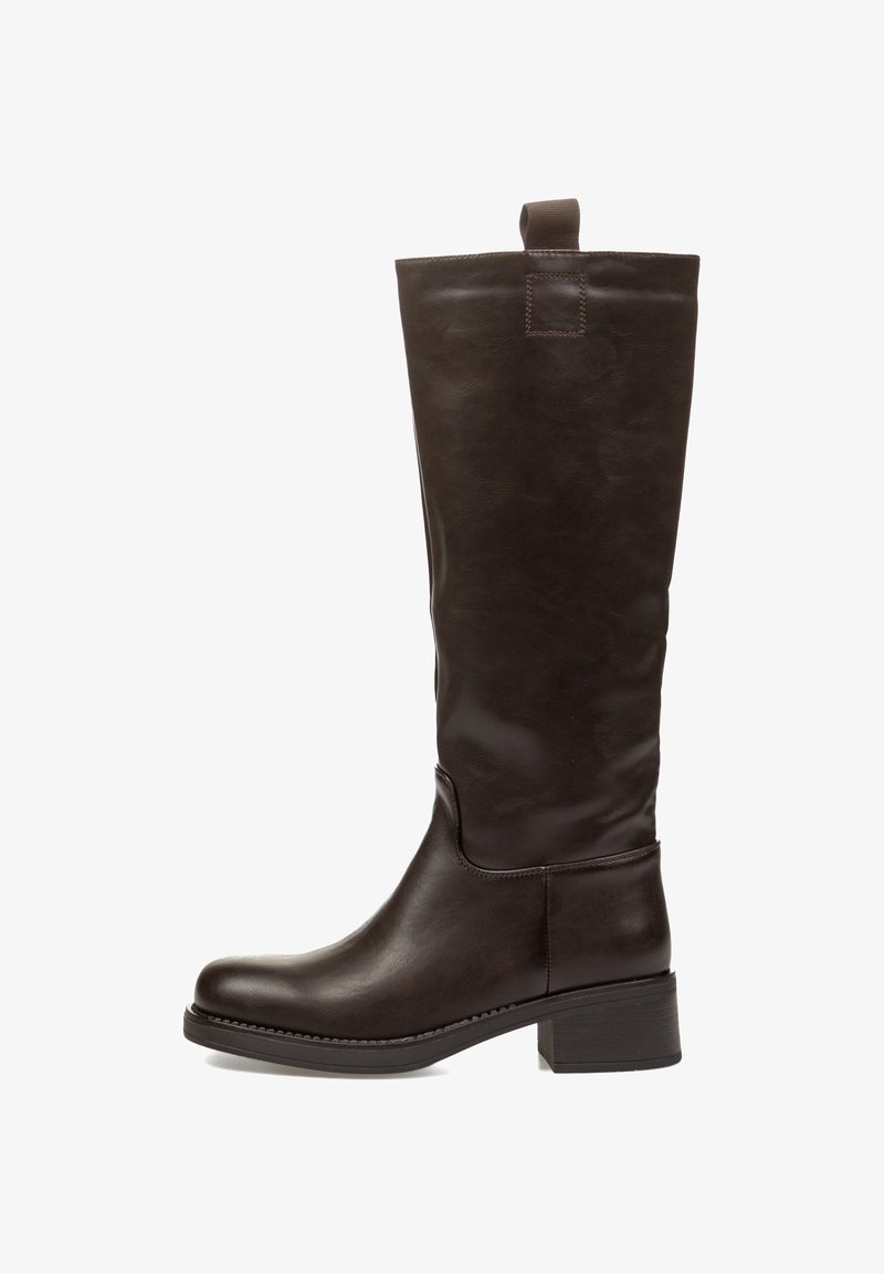 Altas botas de cuero marrón con textura lisa, puntera cuadrada y un tacón bloque modesto. Cuentan con una lengüeta trasera para facilitar su colocación.