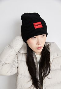 Unselected, black