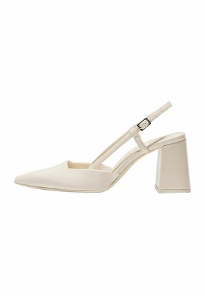 Beige Slingback-Schuhe mit spitzer Zehenpartie, glanzvollem Lackfinish, mittelhohem Blockabsatz und verstellbarem Riemen. Minimalistisches Design mit offenen Seiten.