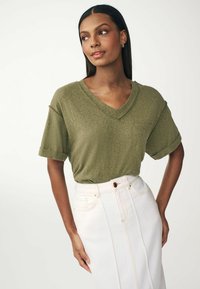 Next - V-NECK TALL - Navadna majica - khaki green Miniaturna slika 1