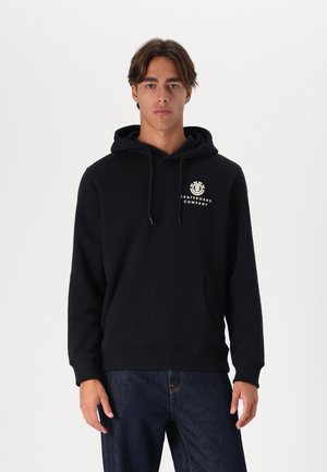 Sudadera negra con capucha que presenta un bolsillo frontal, cierre con cordón y un logo blanco en el lado izquierdo del pecho. Tejido suave, ajuste relajado.