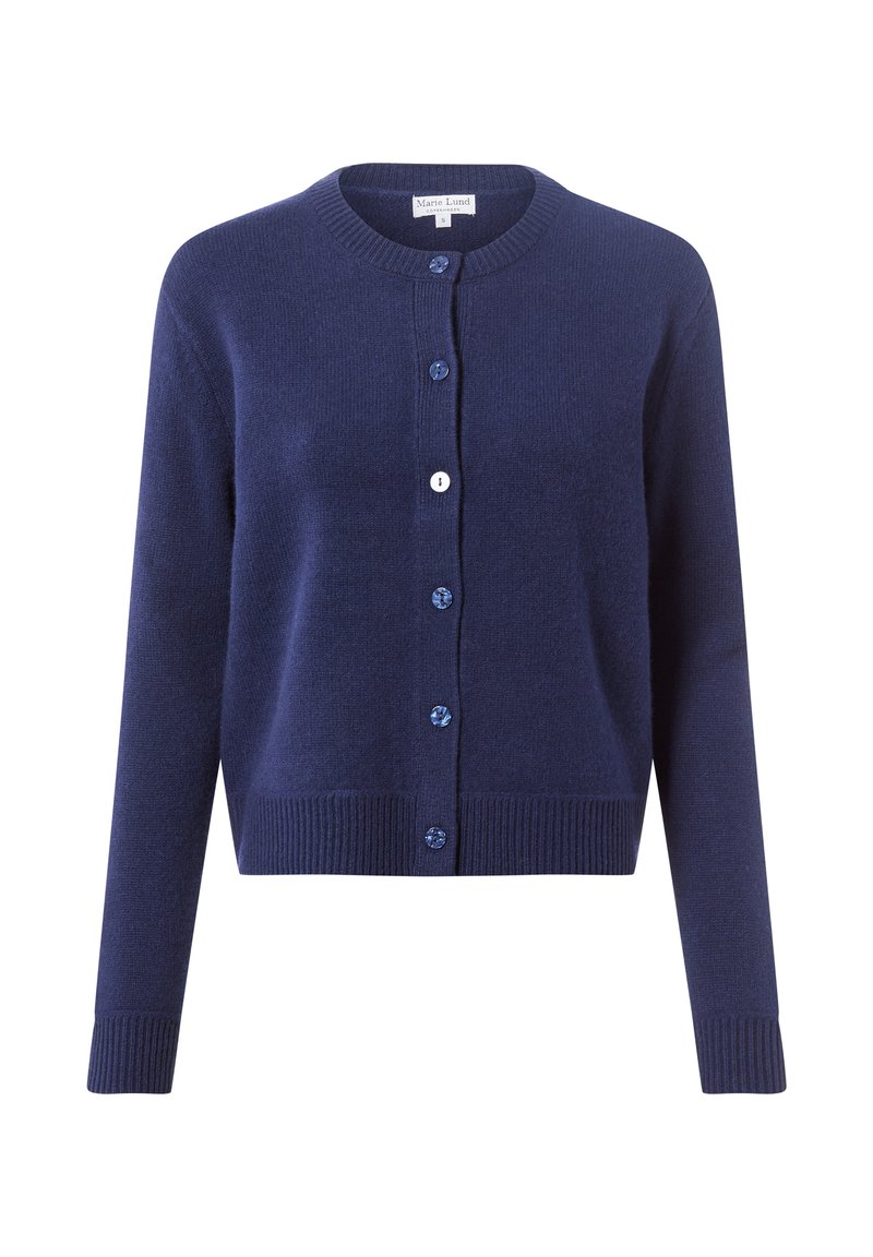 Donkerblauwe cardigan van zacht gebreid materiaal met ronde hals en lange mouwen. Voorzien van knoopsluiting met blauw-witte knopen. Geribbelde zoom en manchetten.