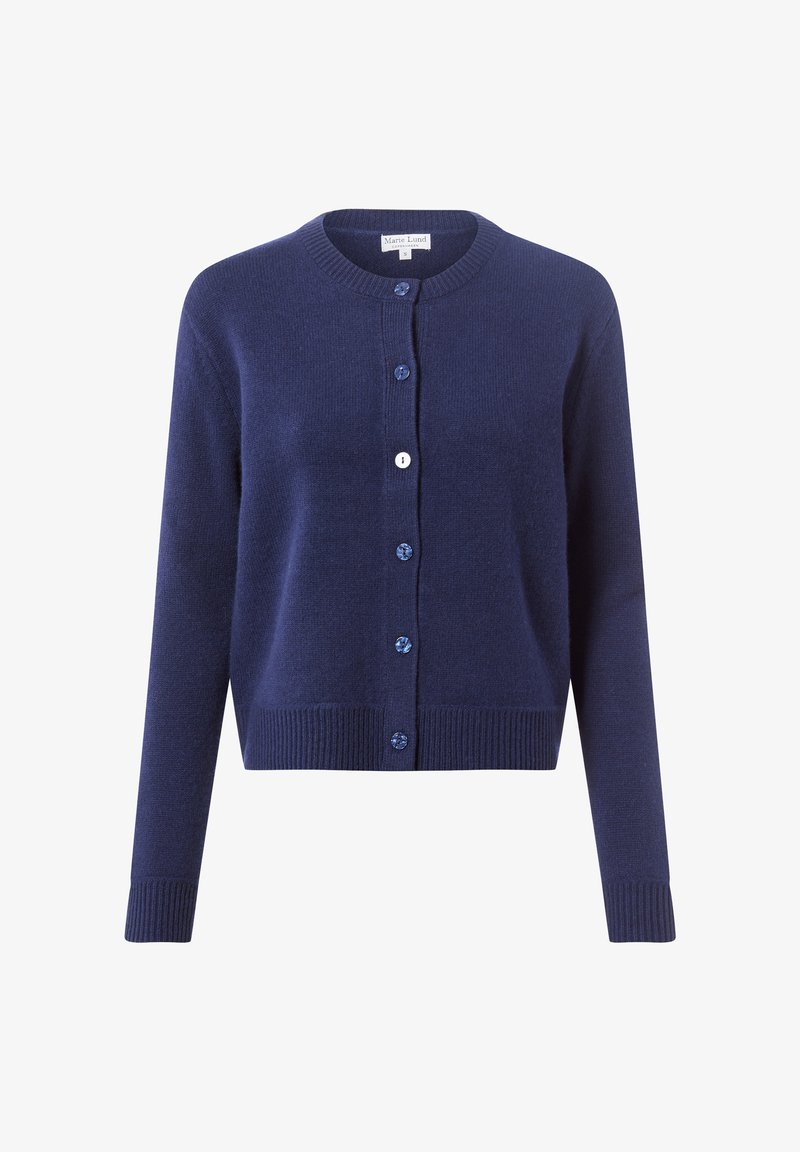 Donkerblauwe cardigan van zacht gebreid materiaal met ronde hals en lange mouwen. Voorzien van knoopsluiting met blauw-witte knopen. Geribbelde zoom en manchetten.