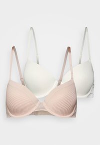 Due due reggiseni, uno rosa chiaro con texture a coste e uno bianco liscio. Entrambi presentano spalline regolabili e ferretto per il supporto.