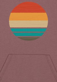 Sudadera granate con un gráfico circular que presenta franjas horizontales en rojo, naranja, amarillo, beige, verde azulado y marrón. Incluye un detalle de bolsillo delantero.