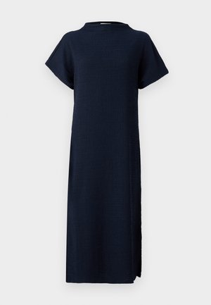 Rochie bleumarin cu o croială lejeră, mâneci scurte, decolteu înalt, material texturat și slituri laterale pentru confortul mișcării.