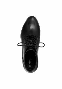 Zapato de cuero negro de cordones con punta redonda, textura suave y cordones negros a juego. Etiqueta de talla 37 visible en el interior.