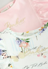 Pink og hvide pige-toppe med teksten "Baker by Ted Baker", blomstermønster, sommerfugleprint og flæseærmer.
