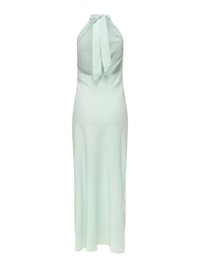 Robe vert clair sans manches à col licou avec un dos ouvert et un nœud noué au niveau du cou, s'étendant jusqu'aux chevilles.