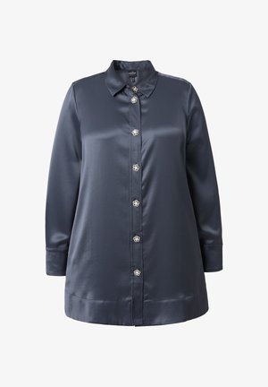 Mørkeblå satin skjorte med krave, lange ærmer og frontknapper med blomsterdesign. Glat tekstur og let oversized pasform.