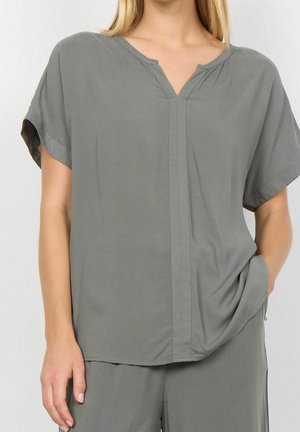 Korte mouwen, lichtgrijs blouse met een V-hals en voorste stiksel. Gemaakt van een glad, lichtgewicht stof. Losse pasvorm met zijzakken.