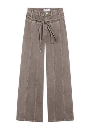 Pantalon taupe à jambes larges avec coutures verticales, passants pour ceinture, fermeture par bouton et ceinture assortie nouée à la taille.