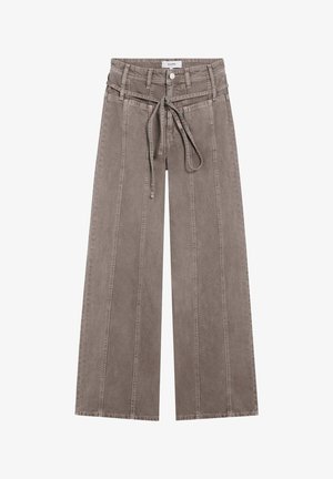 Pantalon taupe à jambes larges avec coutures verticales, passants pour ceinture, fermeture par bouton et ceinture assortie nouée à la taille.