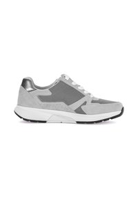 Baskets de sport grises en mesh et daim, lacets blancs, accents métalliques et semelle extérieure en caoutchouc noir.