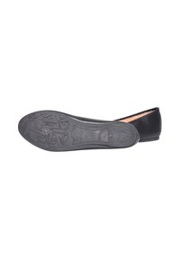 Ballet flat nera con tomaia in pelle liscia, suola in gomma flessibile con motivi antiscivolo e design a profilo basso.