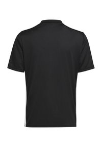 Camisa deportiva negra de manga corta con paneles laterales blancos, con cuello redondo y tejido de malla transpirable en las mangas, mostrada desde la parte de atrás.
