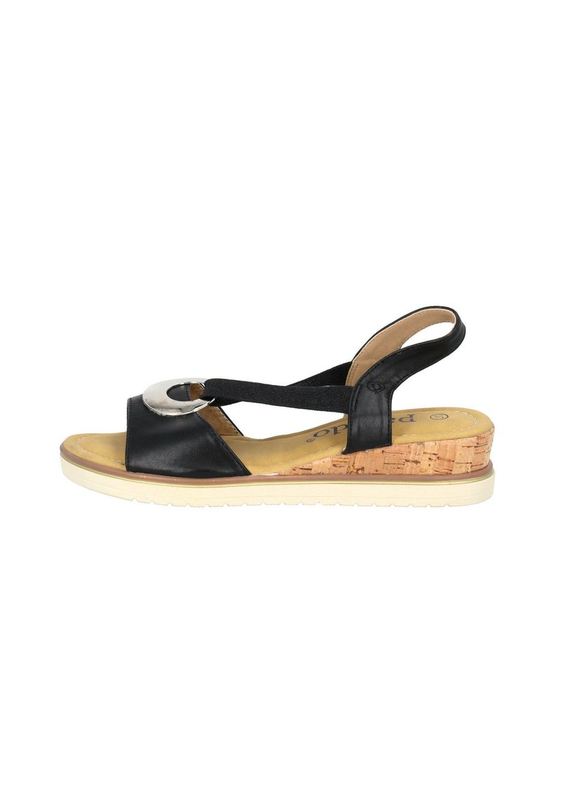 Schwarze Leder Slingback-Sandale mit elastischem Riemen, Kork-Blockabsatz und strukturiertem Gummisohle. Mit einem metallischen kreisförmigen Akzent.