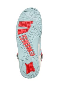 Sportovní obuv v světle modré barvě s červenými akcenty. Obsahuje texturované grip vzory a výrazné vyvýšené logo v červené barvě.