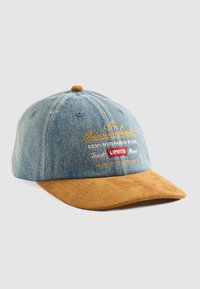 Jeans- og semsket baseballcap med brodert Levi's-logo og tekst i gult, hvitt og rødt på frontpanelet.