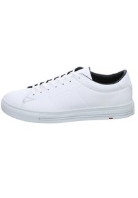 Des baskets blanches avec un dessus synthétique lisse, un intérieur noir, une semelle plate blanche et des détails cousus. Elles sont dotées de lacets noirs et d'un logo sur le côté.