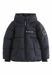 Doudoune bleu marine avec capuche, présentant une texture matelassée, un patch de marque sur la poitrine et un badge logo sur la manche. Fermeture éclair à l'avant.