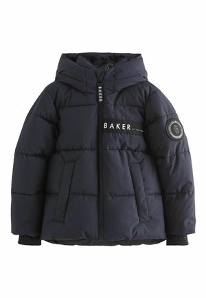 Marineblaue Steppjacke mit Kapuze, mit ge quiltetem Muster, markiertem Patch auf der Brust und einem Logoschild am Ärmel. Vorderer Reißverschluss.