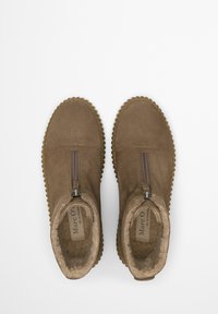 Bottes en daim marron à la cheville avec fermetures éclair latérales, bout arrondi, semelles en caoutchouc texturées et doublure douce pour un confort accru.