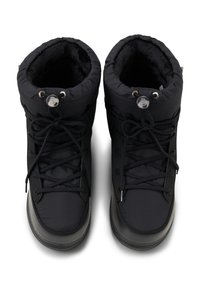 Černé izolované boty s polstrovaným límcem, gumovými podrážkami a šněrováním. Mají kovové detaily a měkkou vnitřní podšívku.