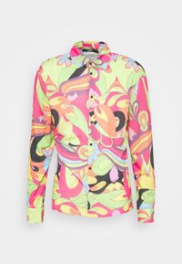 Camisa de manga larga con un vibrante patrón floral multicolor, que presenta un cuello con solapa y cierre de botones, confeccionada en una tela suave.