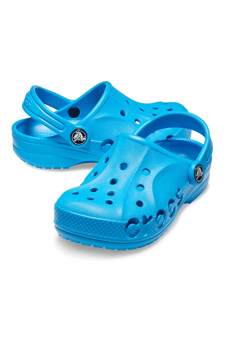 Zuecos azules con un diseño perforado y una correa en la parte trasera. Hechos de material ligero, con el logo de la marca en un lateral. Textura suave.