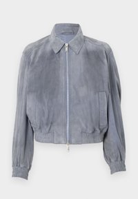 Giacca corta in suede blu con colletto a camicia, chiusura frontale con zip, orlo elasticizzato e polsini a coste; design minimalista senza motivi visibili.