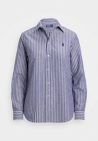 Chemise boutonnée en tissu léger présentant des rayures verticales bleues et blanches, un col classique et des manches longues avec des poignets boutonnés.