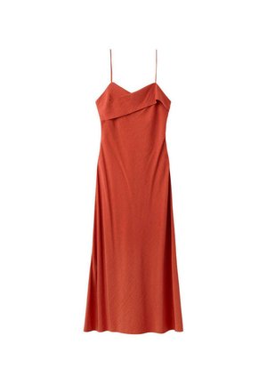 Vestido tipo slip en naranja óxido con tirantes finos de espagueti y un escote asimétrico doblado, que fluye hacia un ajuste largo y relajado.
