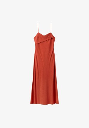 Vestido tipo slip en naranja óxido con tirantes finos de espagueti y un escote asimétrico doblado, que fluye hacia un ajuste largo y relajado.