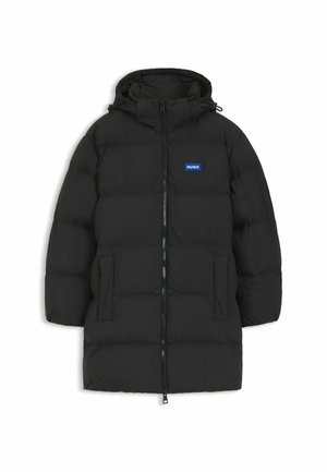 Schwarze Daunenjacke mit Kapuze, mit Reißverschluss vorne, zwei Vordertaschen und blauem "HUGO"-Logo auf der linken Brust.