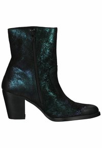 Botas negras hasta el tobillo con un upper texturizado e iridiscente, que cuentan con un cierre lateral y un tacón cuadrado. El material refleja tonos de azul y verde.