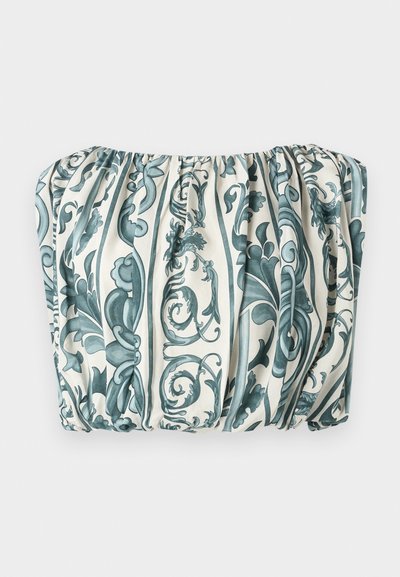 Bluzica iz cvjetnog uzorka s naboranom teksturom, prvenstveno u tirkiznoj i krem boji s vertikalnim prugama i složenim dizajnom.