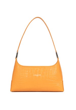 Sac à épaule en cuir embossé crocodile orange avec une seule bandoulière et des ferrures argentées, portant l'étiquette Lancaster Paris au centre.