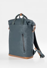 Dunkelblauer Leder-Rucksack mit einem Rolltop-Design, hellbraunen Akzenten, einer vorderen Reißverschlusstasche und gepolsterten Schultergurten. Glatte Textur.