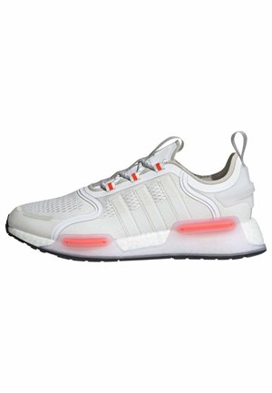 Sneaker sportivo bianco con parte superiore in mesh traspirante, accenti grigi, dettagli arancioni sulla suola e una suola traslucida spessa.