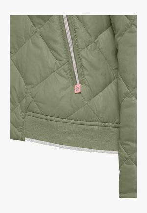 Doorstikte olijfgroene jas met zilveren rits, roze trekker met een klein dierenlogo en geribbelde zoom.