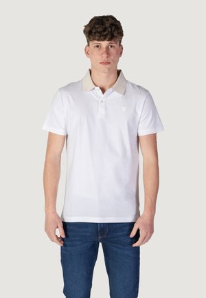 Polo bianco con colletto beige, maniche corte e logo a triangolo sul petto; tessuto uniforme con una consistenza liscia.