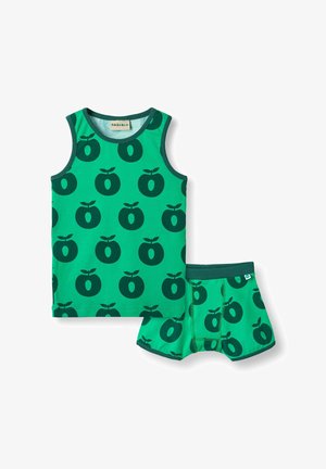 Set de top verde din bumbac și șorturi boxer, având un imprimeu repetat cu mere de culoare verde închis. Fabricat dintr-un material moale, cu margini contrastante.