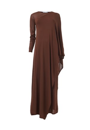 Robe longue marron à manches longues en tissu doux, dotée d'un design asymétrique avec un panneau drapé, un col rond et des fentes sur les côtés.