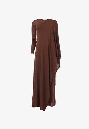 Robe longue marron à manches longues en tissu doux, dotée d'un design asymétrique avec un panneau drapé, un col rond et des fentes sur les côtés.