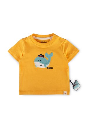 T-shirt jaune pour tout-petit avec une baleine bleue portant un chapeau de marin brodé sur le devant et un porte-clés baleine assorti attaché sur le côté.